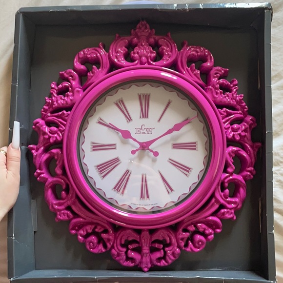 BNWT pink elegant clock π°π